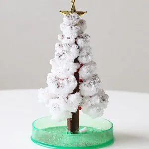 Zauberhafter Kristall wachsende Weihnachtsbaum Spielzeug Tisch Deko mit grünem Tablett