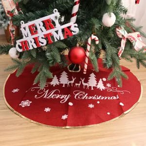 Jupe de sapin de Noel rouge avec des motifs de cerfs et de sapins, decor festif.
