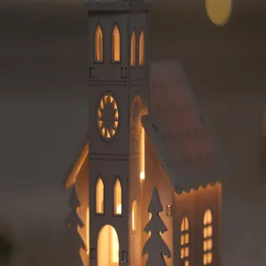Nahaufnahme der beleuchteten hölzernen Weihnachtshausdekoration mit warmem Licht im Turm.