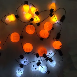 Halloween LED Lichterkette mit Kürbis Totenkopf und bunten Maiskolben Motiven für Partydekoration.