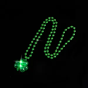 Grüne leuchtende LED Kleeblatt Anhänger Halskette Detail St Patrick Tag Party Dekoration