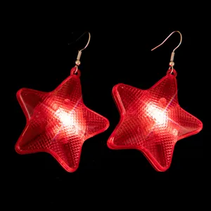 Detailansicht von roten LED leuchtenden Stern Ohrringen mit lebendigen Lichteffekten.