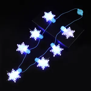 Nahaufnahme der leuchtenden blauen Schneeflocken LED Halskettenlichter für Partydeko.