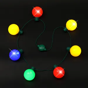 Primo piano della collana di lampadine LED colorate, catena luminosa per feste natalizie.
