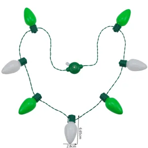 Detailansicht der leuchtenden Halskette mit grossen Glühbirnen für den St. Patricks Tag.
