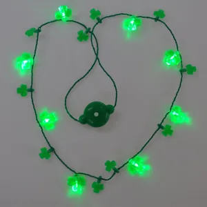 Nahaufnahme Detail der grünen Kleeblatt LED leuchtenden Halskette für St. Patrick's Day.