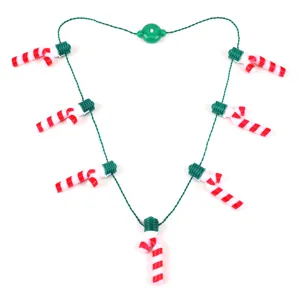 Vue détaillée du collier lumineux LED de Noël avec sept pendentifs en forme de sucre d'orge.