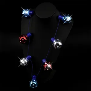 Collier boule disco lumineux LED pour accessoires de fête de vacances et événements.