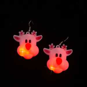 Dettaglio di simpatici orecchini di Natale LED a testa di cervo rosa con ganci in metallo.
