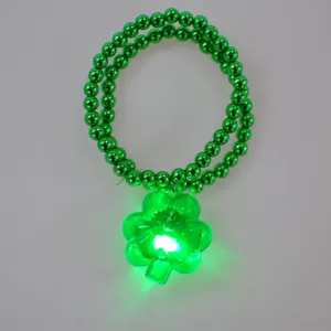 Nahaufnahme Detail des leuchtenden St. Patricks gruenen Kleeblatt LED Halsketten Perlen.