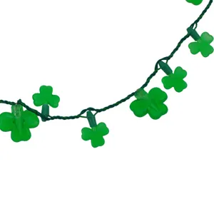 Nahaufnahme Detail der St. Patricks Day grüne Kleeblatt LED leuchtenden Festival Kette.