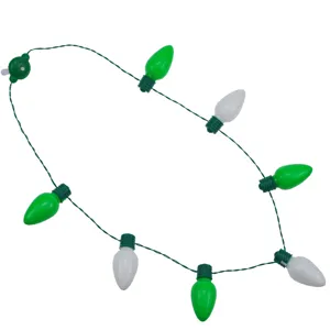 St. Patrick's Tag LED Glühbirne Halskette Detailansicht mit grünen und weißen Lichtern