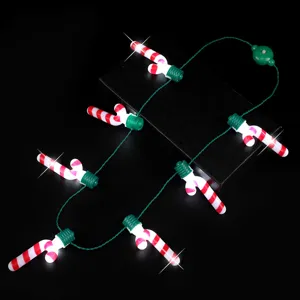 Gros plan détaillé du collier lumineux LED en forme de canne de Noël, bien illuminé.