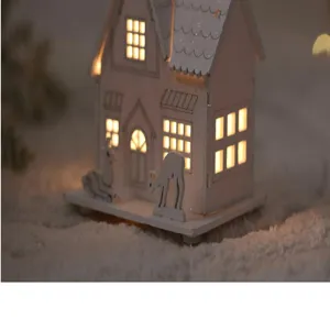 Weihnachten Holz LED Leuchthaus Detailansicht, leuchtende Fenster Deko, festlicher Schmuck.