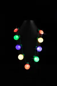 Collier de neuf ampoules de Noël lumineuses colorées parfait pour décorer vos superbes fêtes.
