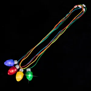 Gros plan de colliers pendentifs ampoules clignotants colorés avec cordons vibrants pour fêtes.
