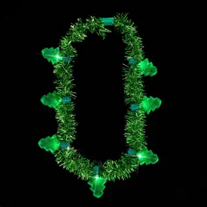 Beleuchtete Weihnachts-Lametta-Halskette in Grün mit leuchtenden Tannenbaum-Anhängern.