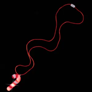 Close-up detail van de kerst LED zuurstok hanger halsketting met een rood koord.