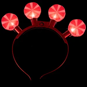 Vista detallada de la diadema luminosa LED roja con forma de caramelo, ideal para fiestas navideñas.