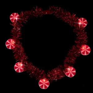 Collar de navidad rojo de oropel brillante con luces LED de caramelo para detalle.