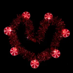 Guirnalda de oropel rojo navideño con luces LED en forma de caramelo para fiesta.