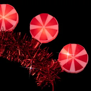 Primer plano de diadema navideña LED luminosa de caramelo con guirnalda roja brillante.