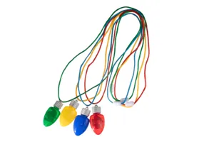 Gros plan de colliers lumineux LED colorés de Noël avec des cordons et des pendentifs assortis.