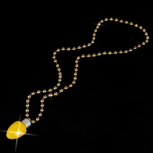 Gros plan détaillé du collier pendentif ampoule de Noël avec une chaîne de perles dorées.