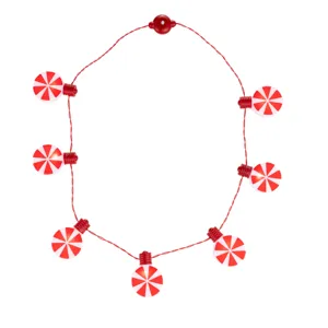 Detalle de cerca del collar de caramelos de menta luminosos con bombillas rojas y blancas.