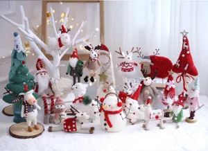 Set di ornamenti natalizi in feltro, dettagli decorativi di babbo natale renna pupazzo feste.