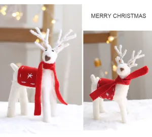 Statuetta di renna di Natale in feltro con sciarpa rossa e mantello per decorazioni.