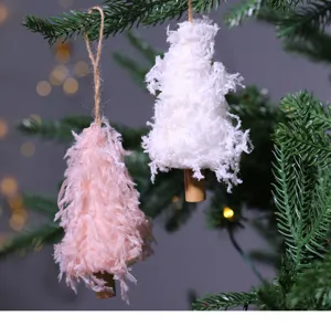 Ornamenti per albero di Natale in filato soffice con tronchi in legno, decoro festivo rosa e bianco.