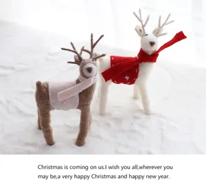 Set di statuette di cervo in feltro di Natale, graziosa decorazione da tavola per festa.