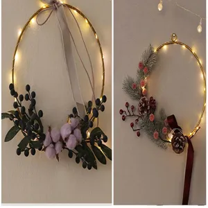 Couronne de Noël décorative avec guirlande lumineuse LED et pommes de pin pour maison.