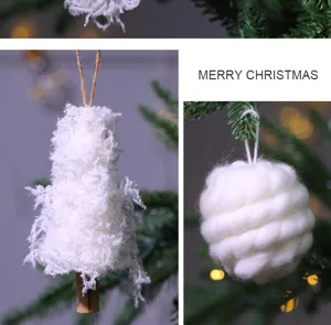 Ornamenti sospesi di albero di Natale in lana bianca per la decorazione festiva.