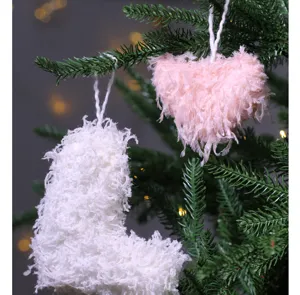 Addobbi sospesi in peluche per albero di Natale, stivale bianco e cuore rosa festivo.