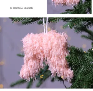 Vista dettagliata di un ornamento rosa soffice per albero di Natale con eleganti nappe.