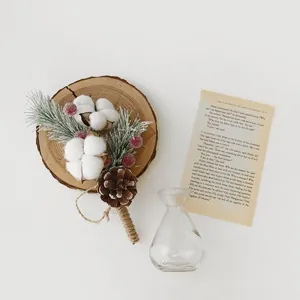 Arrangement floral DIY de décoration de Noël avec pommes de pin coton et baies pour la maison.