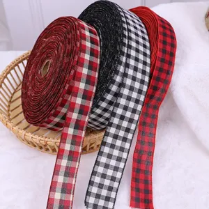Weihnachtliche Deko Karo-Geschenkband Rollen für Geschenkverpackung und festliche Bastelarbeiten.