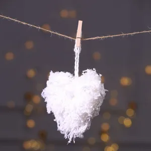 Ornamento appendibile a cuore soffice bianco per albero di Natale, decorazione rustica