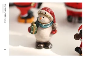 Weihnachts Harz Schneemann Figur Detail, süße Desktop Dekoration für Feiertag Zuhause.