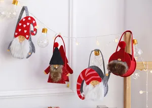 Borse regalo di Natale in feltro, simpatici sacchetti appesi per mele e decorazioni festive.