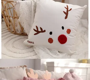 Nahaufnahme des weihnachtlichen Rentier-Kissen mit niedlichem Stickdesign und weichem Stoff.