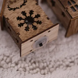 Holz Weihnachts-Haueschen LED Haengend Dekoration Naturfarbenes Festlich Ornament