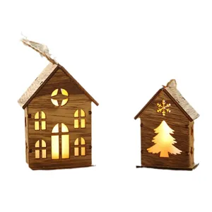 Weihnachten Holz LED Haus Hängedekorationen, naturfarbene beleuchtete Holzhütten Anhänger.