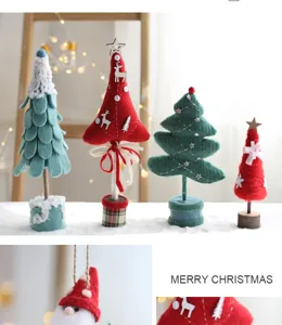Vista dettagliata di ornamenti natalizi in feltro fatti a mano e accessori decorativi.