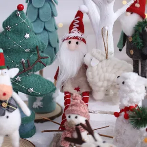 Set di decorazioni natalizie in feltro con Babbo Natale, pupazzo di neve e albero.