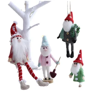 Set di bambole gnomi in feltro di Natale per appendere all'albero e decorazione feste.