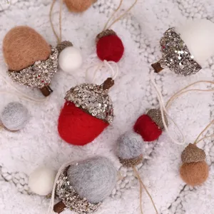 Ornamenti sospesi di ghianda di Natale in feltro di lana con glitter, perfetti per l'albero.