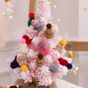 Mini cappelli in maglia su un albero di Natale rosa, decorazione festiva perfetta e fai-da-te.